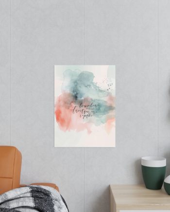 Ein minimalistisches Poster mit einem inspirierenden Zitat in eleganter Schrift, umgeben von einem dezenten Aquarellhintergrund in Pastellfarben.